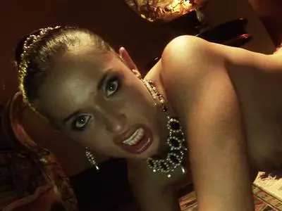 Mehrere perverse Typen ficken eine jugendliche Schlampe