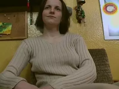 Heiße Amateurin fickt sich die glatte Muschi mit einem Toy 