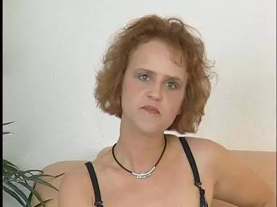Perverse Hobbynutte zeigt sich in heißer Unterwäsche