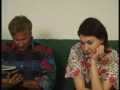 Attraktive Sexbombe wird in ihre natürliche Votze gepoppt