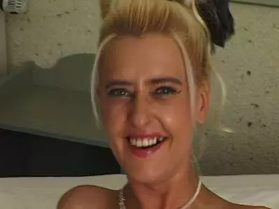 Geiles Luder massiert ihre behaarte Möse