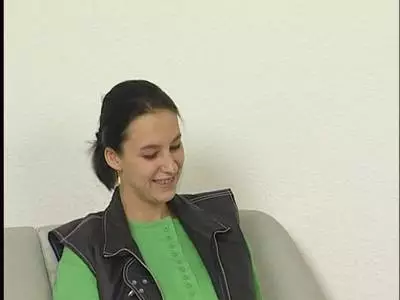 Sportlicher Typ rammelt eine behaarte Möse