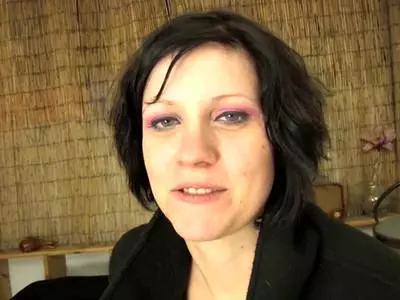 Der sportliche Stecher rammelt ihr seinen dicken Prügel tief in die Fotze