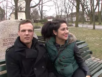 Die willige Schlampe bläst ihrem Stecher geil den dicken Prügel