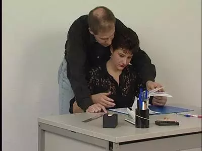 Notgeile Hure mit prallem Hintern wird gebumst