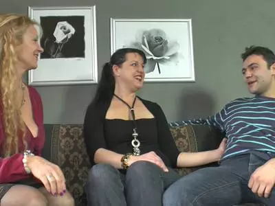 Der Kerl genießt den Oralsex durch zwei Tussies zur gleichen Zeit