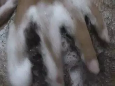 Dieses versaute Luder mit pelziger Möse steht auf Piss Spiele