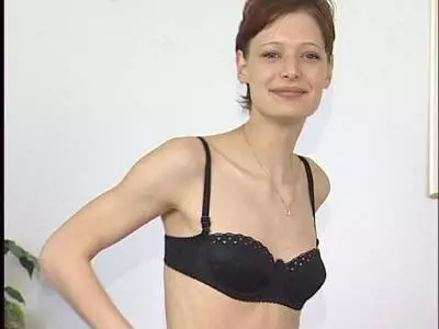 Bezauberndes Luder in Spitze nuckelt einen Penis