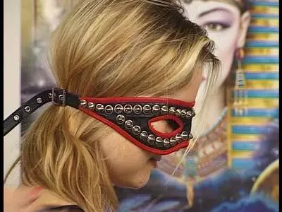 In heißen Dessous wird die willige Nutte von ihrer Domina gedemütigt