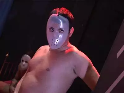 Perverse Kerle mit Masken bumsen ein Luder