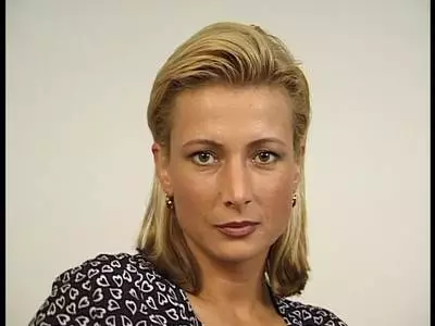 Ältere Nutte stopft ihre Möse mit einem Penisersatz