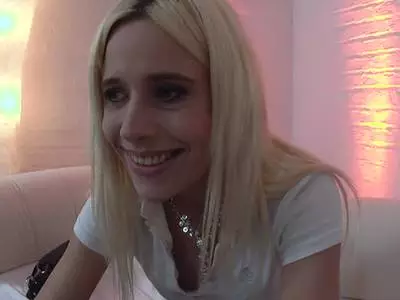 Mit Sextoys rammelt sich die geile Blondine die Möse