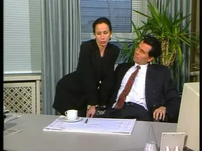 Geile Dame knetet einen prallen Schwanz