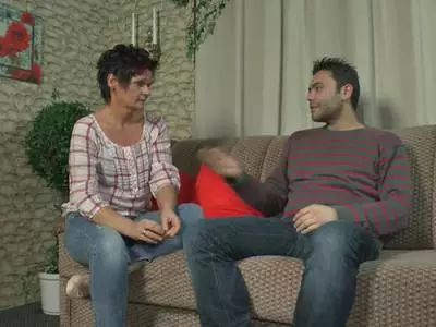 Alte verkommene Dame nuckelt einen Pimmel