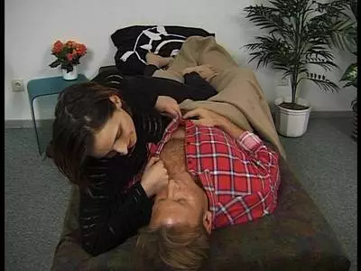 Beim Bumsen bekommt der Kerl ein Mundfick von der geilen Hure