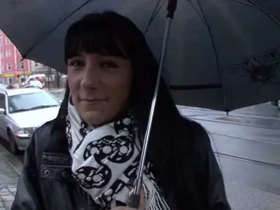 Die Schlampe bläst dem Mann den Schwanz hart