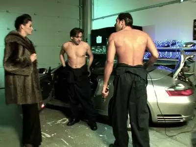 Heiße dünne Schlampe saugt zwei Pimmel