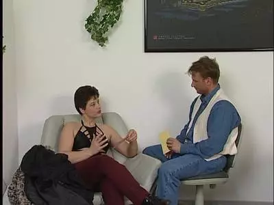 Versaute Frau gibt spitzem Mann ein Mundfick