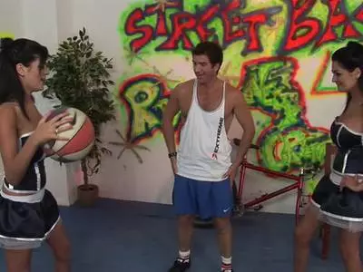 Zwei schöne verdorbene Weiber lutschen einen Penis