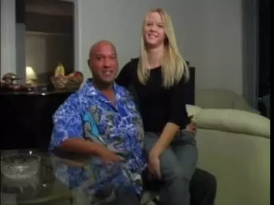 Die Blondine lässt sich von dem dicken Schwanz ausdauernd durchnehmen
