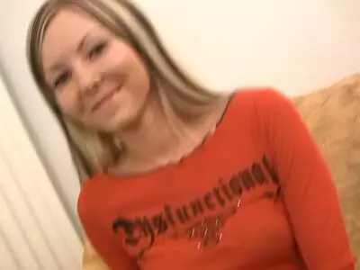 Geile Blondine fickt ihre gestutzte Pussy