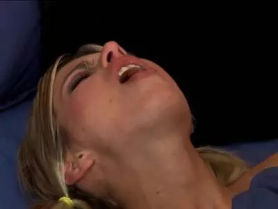 Geile Blondine macht den extremen Rachenfick