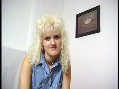Heiße Blondine präsentiert ihre klamme Pussy