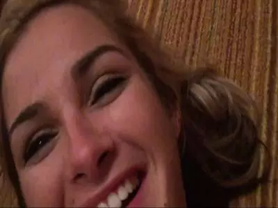 Hingebungsvoll bläst die scharfe Blondine seinen Kolben
