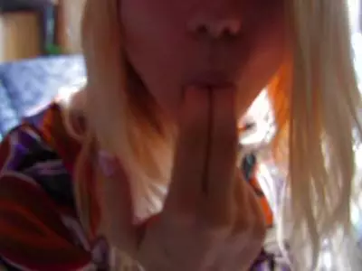 Taufrische Blondierte demonstriet ihre dicken Brüste