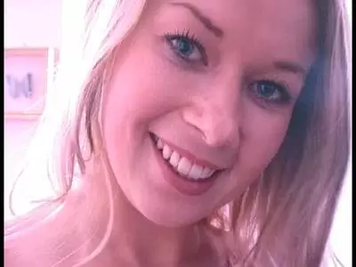 Unschuldige Hellhaarige inszeniert ihren dicken Arsch