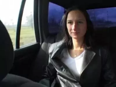 Heißes Luder rubbelt sich die nasse Pussy