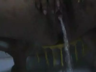 Sportliche Schlampe stopft ihre tropfende Muschi
