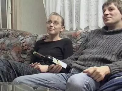 Luder mit kleinen Möpsen verwöhnt den harten Penis