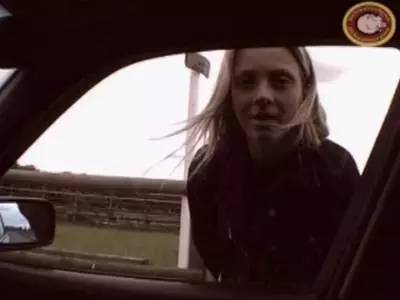Blondschopf fickt sich die unbehaarte Möse mit einem Sextoy