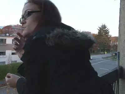 Die Bitch hat eine geile blanke Möse in ihrem Slip versteckt