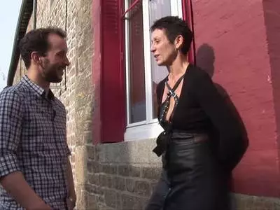 Die geile Bitch wird in ihre rasierte Pussy gebumst