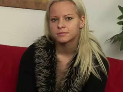 Die Hure wird in ihre sexy blanke Fotze gebumst