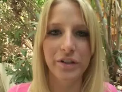Die notgeile blondierte Schlampe wird in ihre unbehaarte Muschi gerammelt