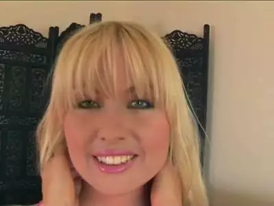 Die sexy blonde Hure vögelt sich die rasierte Pussy
