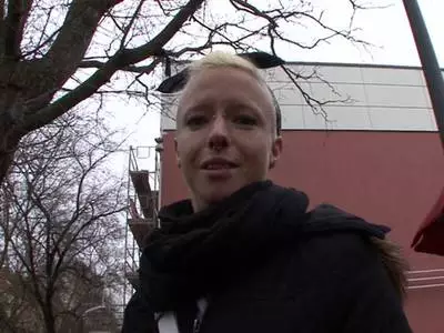 Ein geiles Girl wird in die rasierte Fotze gebumst