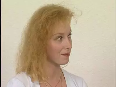 Schlankes Weibsbild wird in ihre kahle Vagina gepoppt