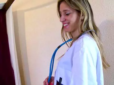 Bezaubernde Dame mit dicken Hupen wird gefickt