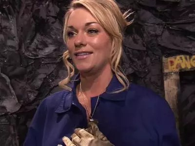 Blondine mit großen Glocken beim Hardcore Nageln 