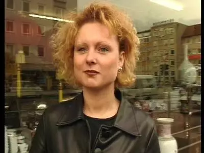 Die Hure reibt sich die großen Titten