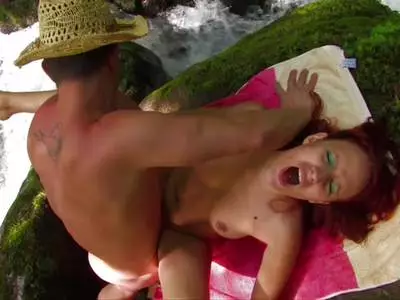 Junge Dame mit riesigen Hupen wird gefickt