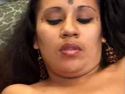 Heiße Bitch mit Tattoos bläst zwei Schwänze