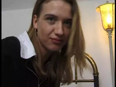 Dünnes Flittchen liebkost einen mächtigen Penis