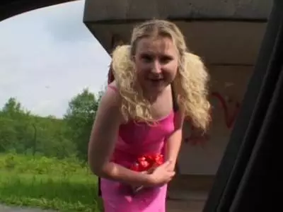 Harter Kolben wird im Freien von einem Teen Girl oral verwöhnt