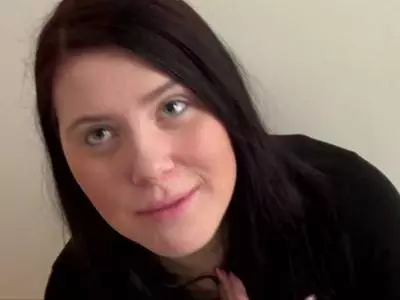 Junge Frau wird in ihre nasse Möse gevögelt