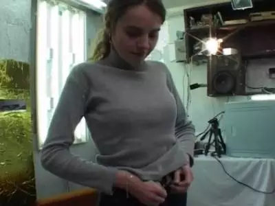 Schamloses Mädchen rasiert sich die behaarte Ritze